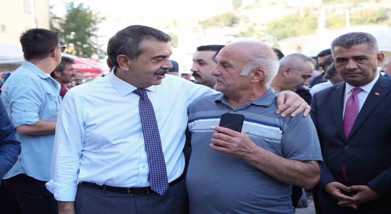 Bakan Tekin memleketi Uzunderede