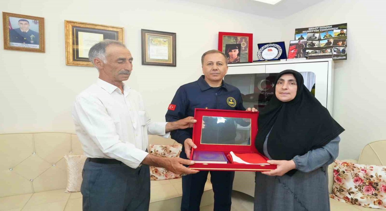 Bakan Yerlikaya, Cumhurbaşkanı Erdoğanın şehit ailelerine yazdığı mektubu okudu