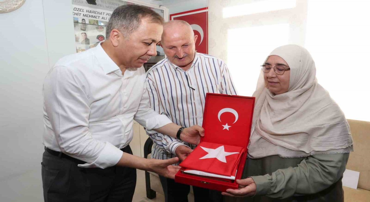 Bakan Yerlikayadan şehit Ahmet Doğanın Denizlideki baba ocağına ziyaret