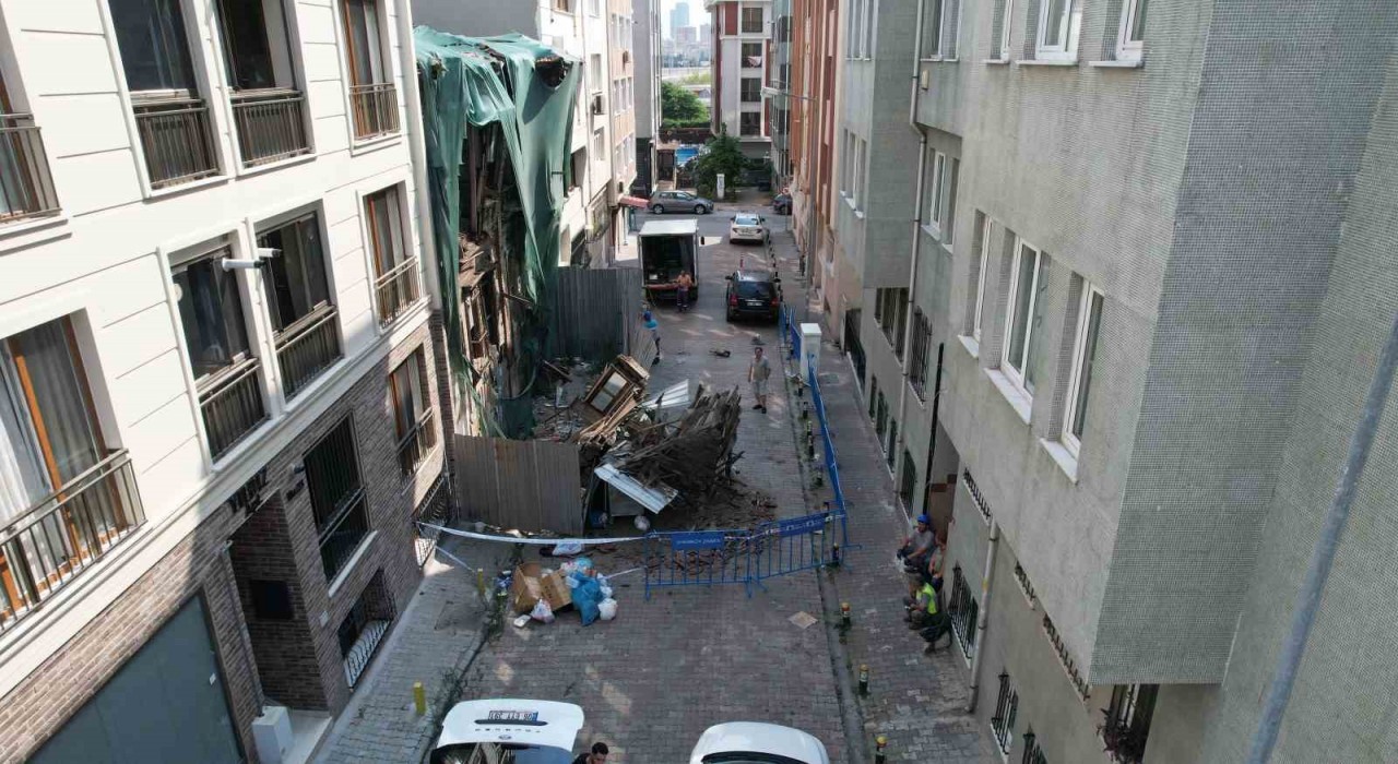 Bakırköyde kısmen çöken tarihi ahşap bina havadan görüntülendi