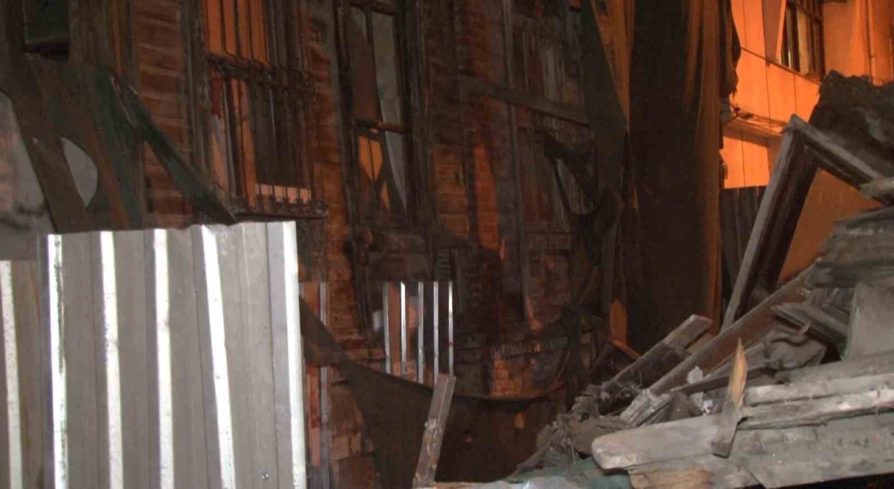 Bakırköyde tarihi ahşap binada çökme meydana geldi