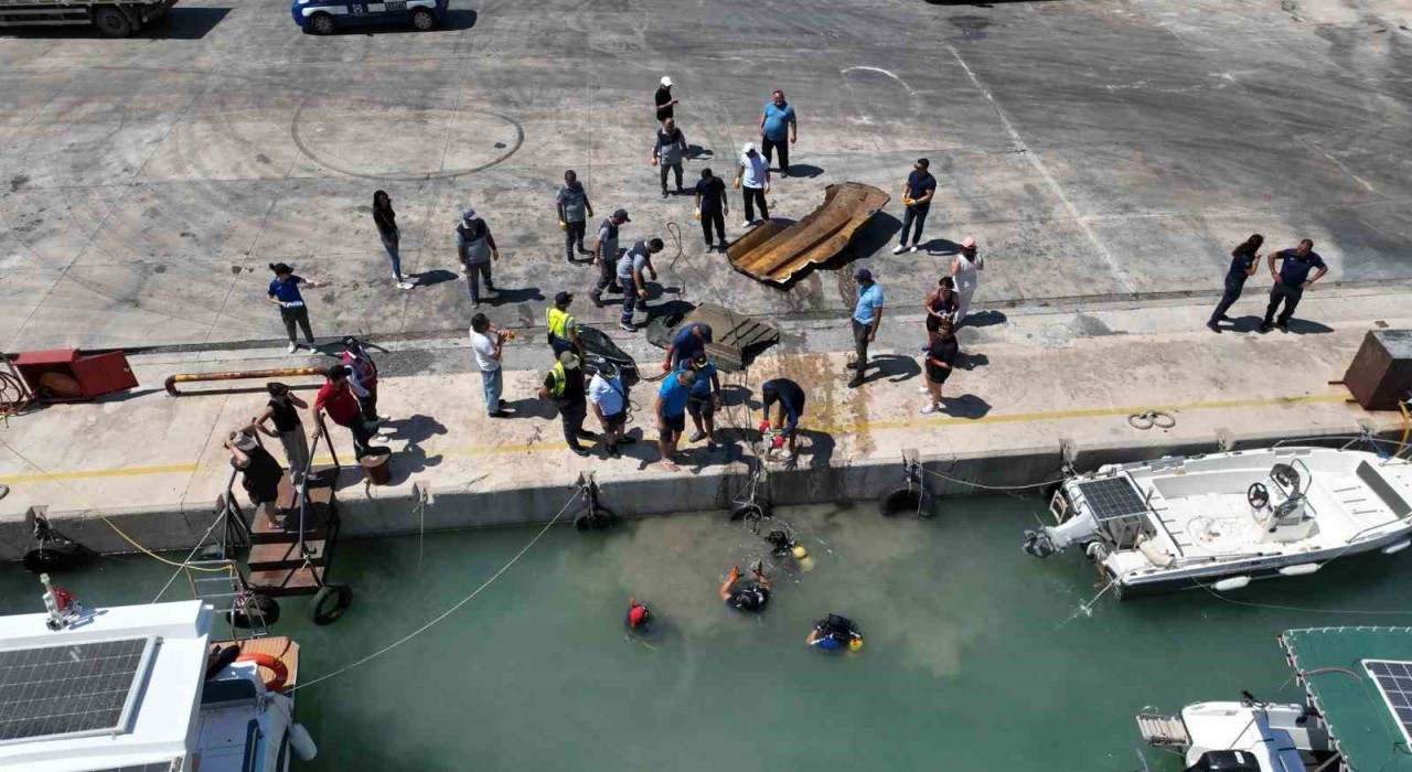 Balıkçı barınağında dip temizliği: 2 ton çöp çıkartıldı