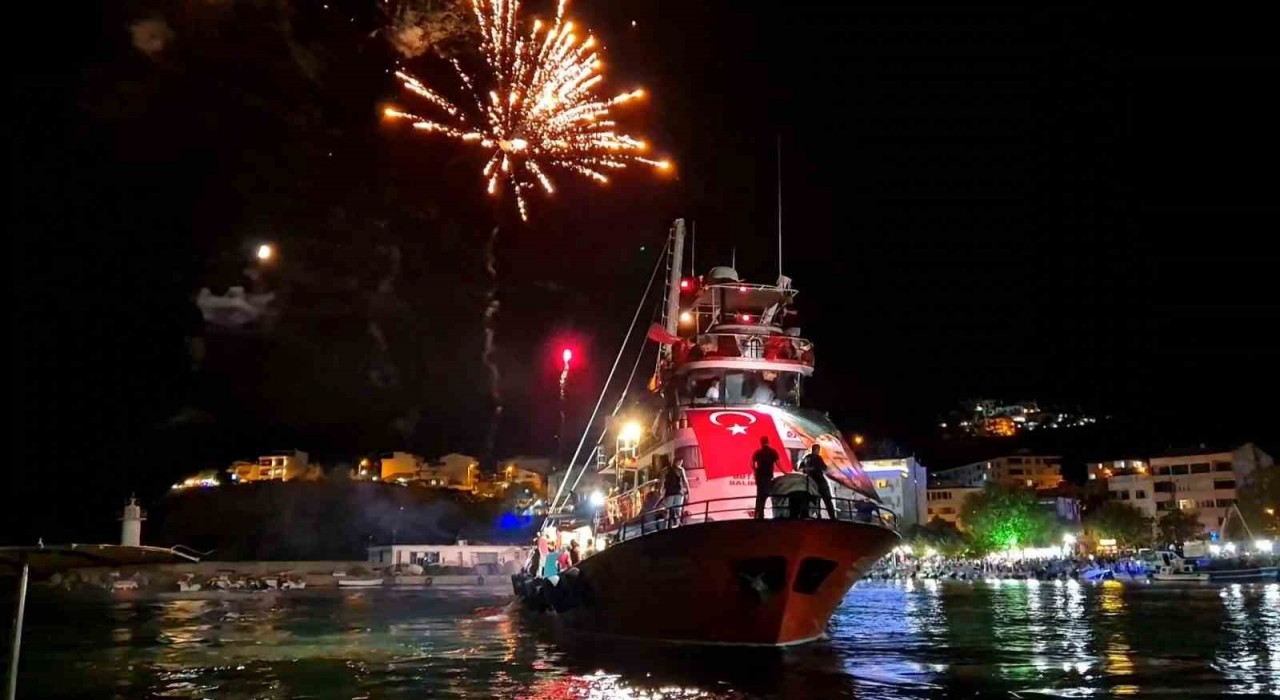 Balıkçılar ‘Vira Bismillah diyerek havai fişek gösterisiyle denize açıldı