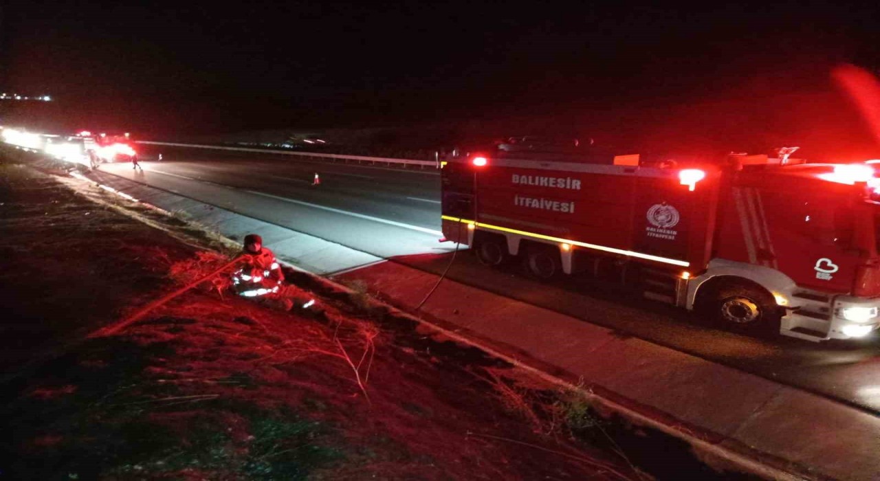Balıkesir de otoyolda yanan tır ot yangına sebep oldu