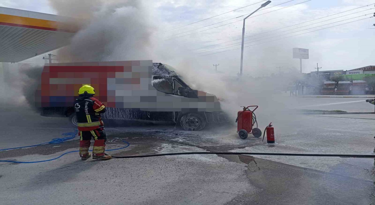 Balıkesirde akaryakıt istasyonunda araç yangını