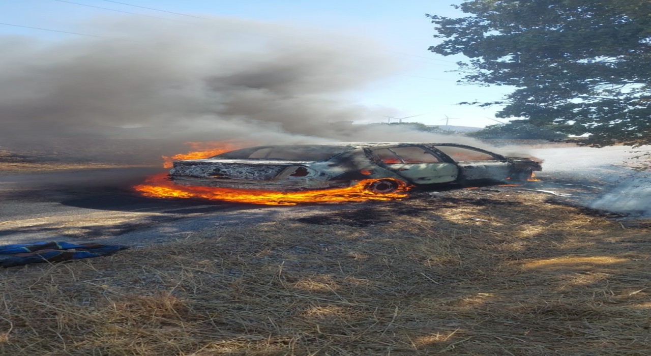 Balıkesirde araç yangını ormana sıçramadan söndürüldü