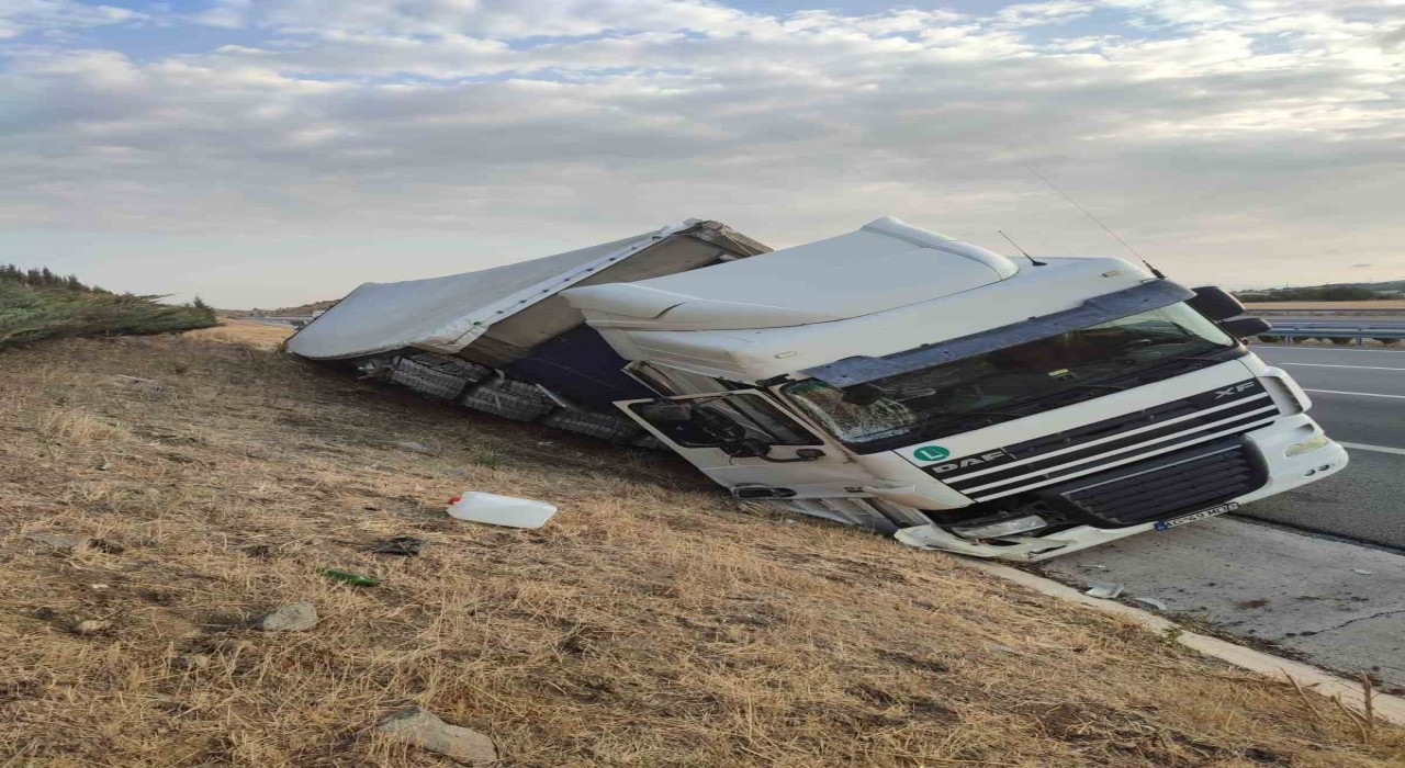 Balıkesirde Bulgaristan plakalı tır yan yattı