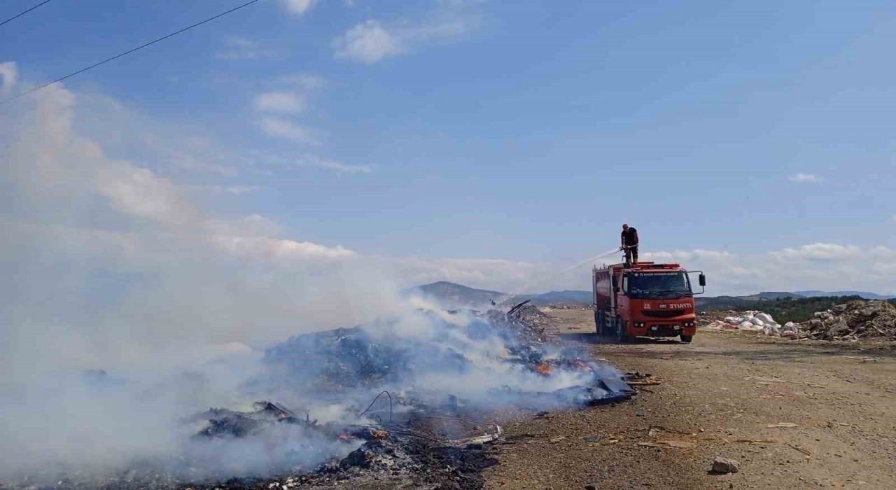 Balıkesirde çöplük alanda çıkan yangın söndürüldü