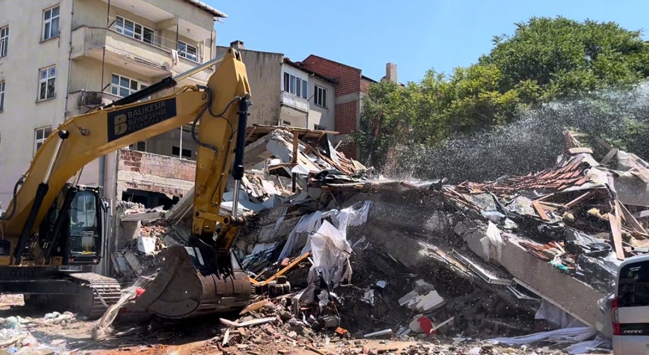 Balıkesirde depremde yıkılan 3 katlı binanın enkaz kaldırma çalışmaları başladı