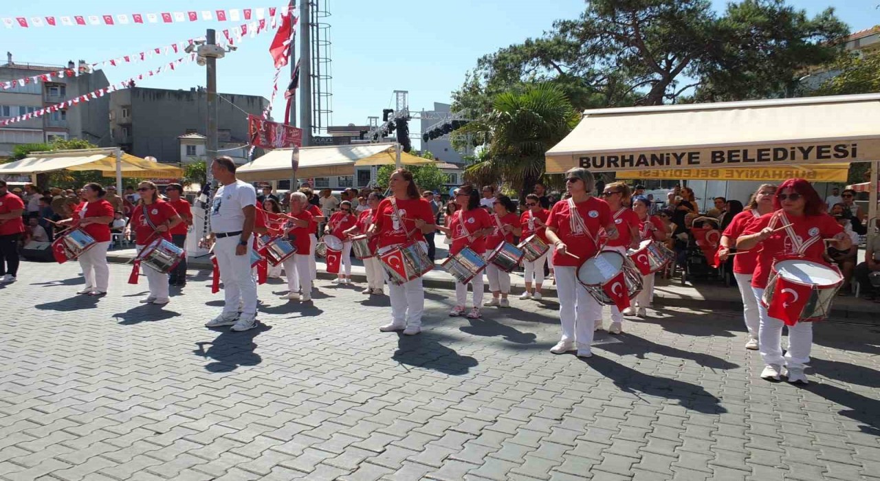 Balıkesirde Halk Bandosu törenlere renk kattı