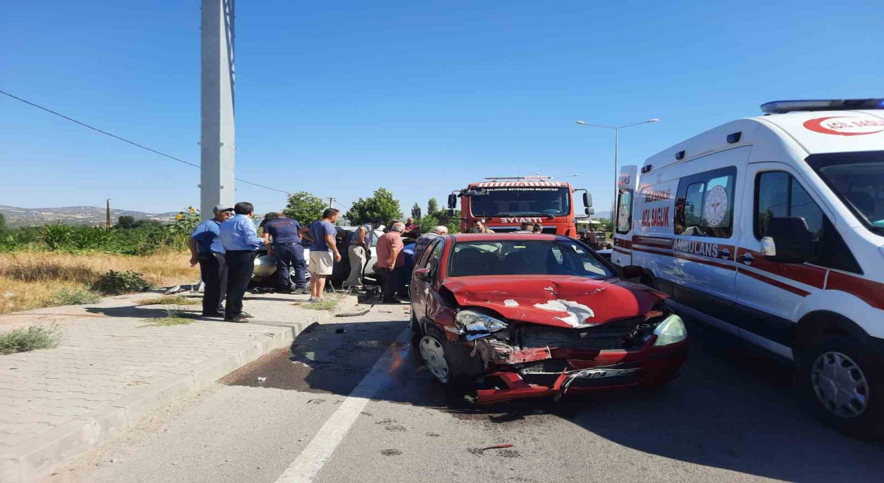 Balıkesirde önde giden otomobile arkadan gelen araç çarptı: 1 yaralı