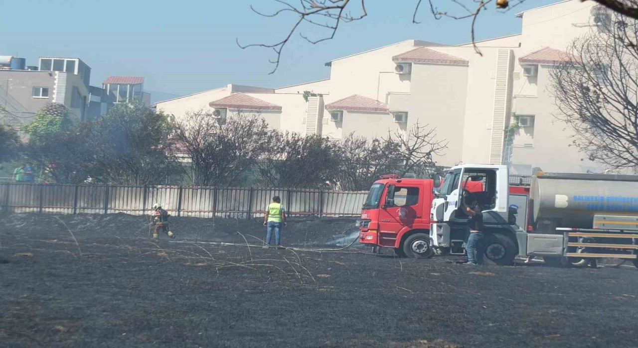 Balıkesirde ot yangını korkuya neden olurken, bir oteli de tehdit etti