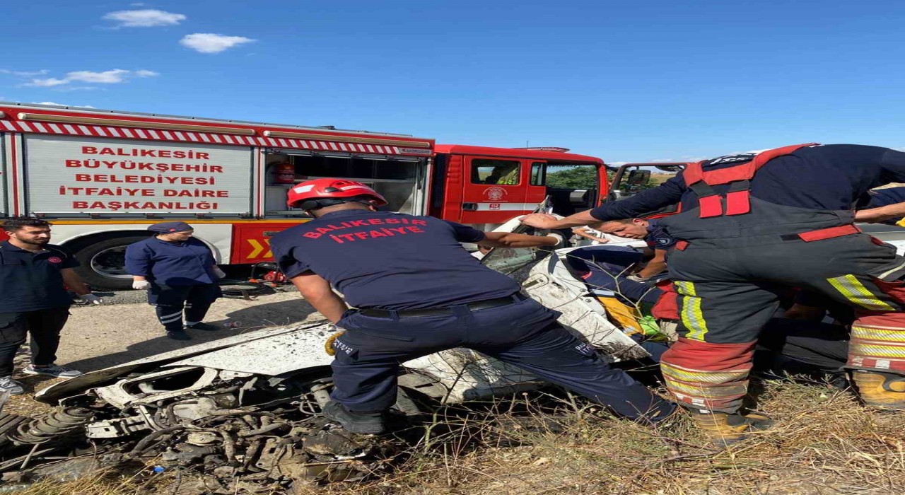 Balıkesirde şarampole uçan araçta sıkışan 2 kişi yaralandı