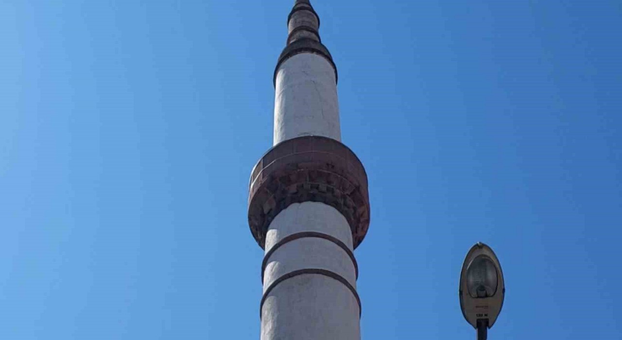 Balıkesirde tarihi cami depremde hasar gördü