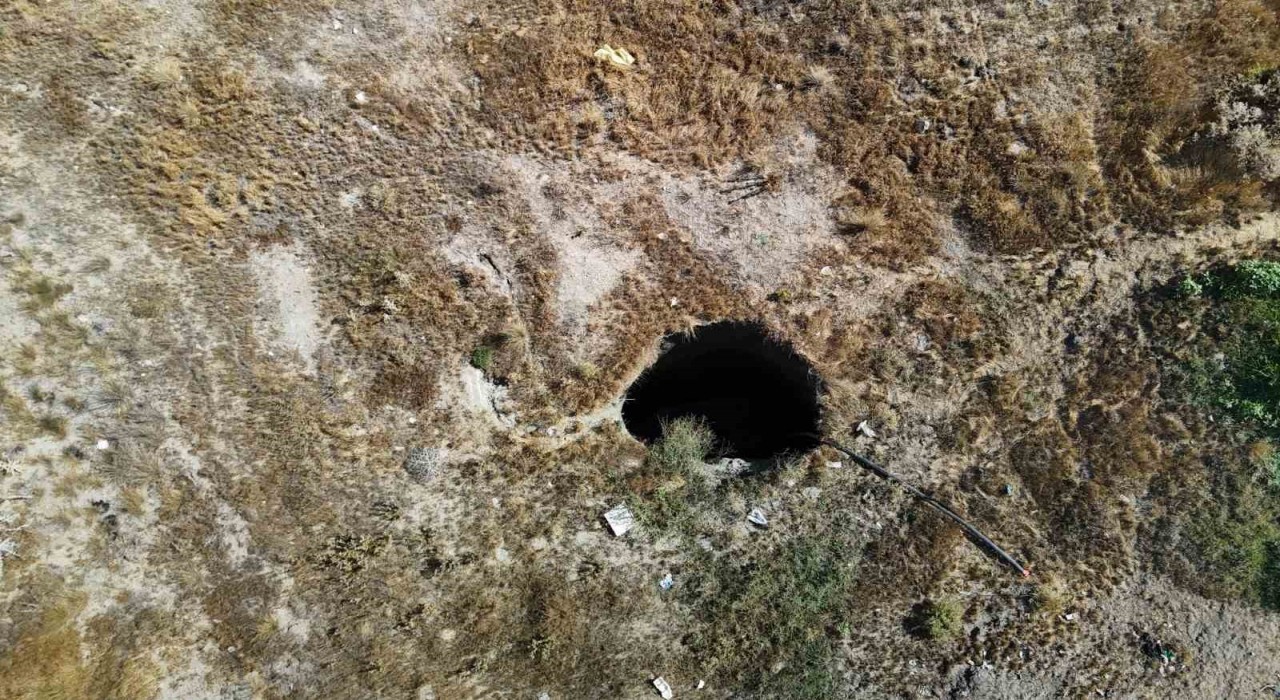 Balıkesirdeki 6.1lik deprem sonrası Eskişehirde oluşan obruk dron ile görüntülendi