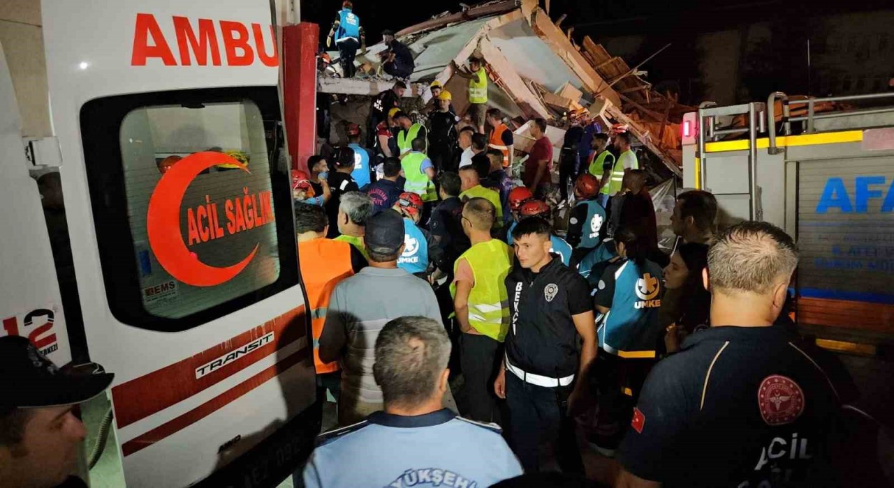 Balıkesirdeki depremde yıkılan binadaki 6 kişinin 6sı da sağ kurtarıldı
