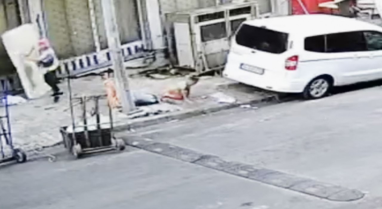 Balkondan düşen 4 yaşındaki çocuğun görüntüleri kameraya yansıdı