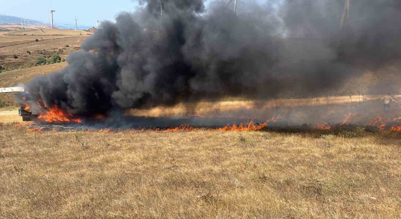 Bandırmada araç ve arazi yangını söndürüldü