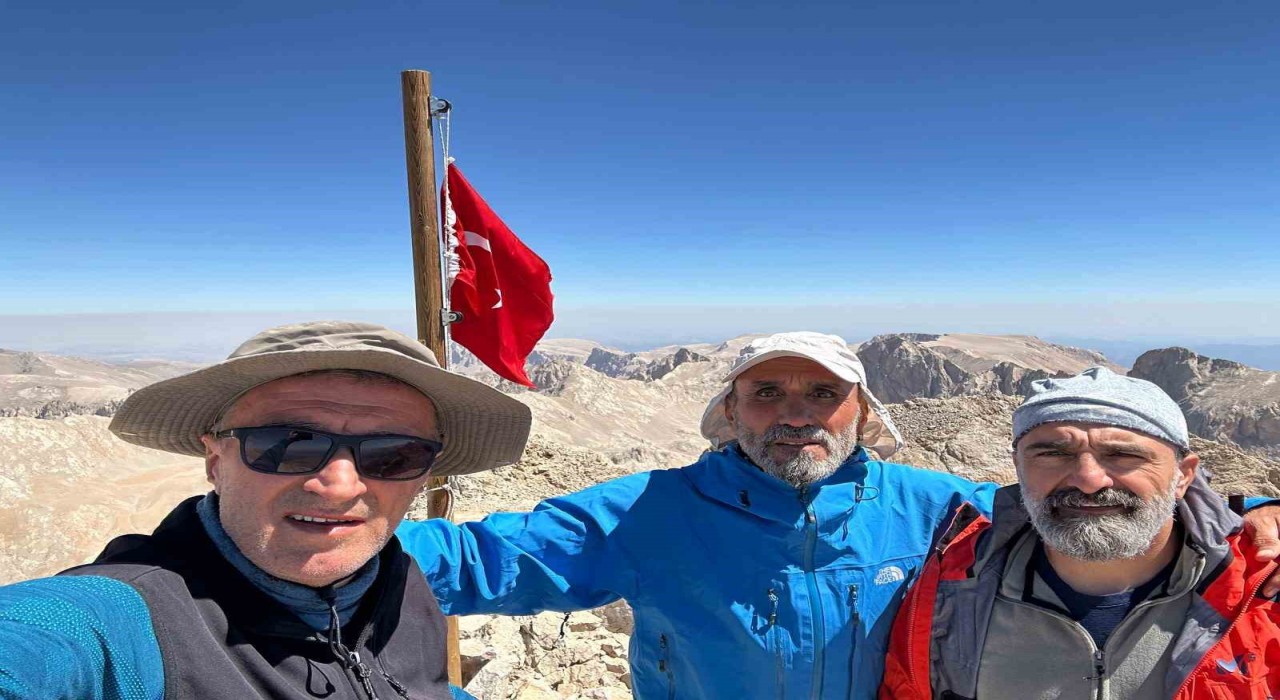 Bandırmalı dağcılar, 30 Ağustos Zafer Bayramını Aladağların zirvesinde Türk bayrağıyla kutladı