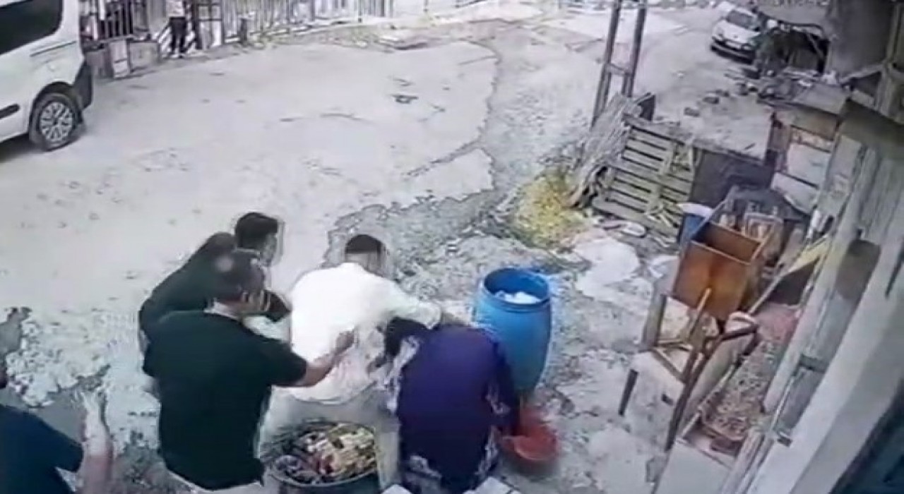 Başakşehirde mavi bidon tartışması: 70 yaşındaki kadının camlarını kırıp darp ettiler