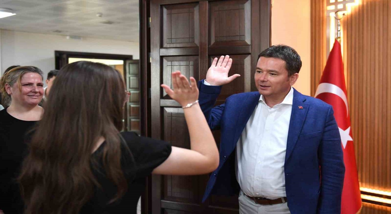 Başkan Erkan Aydın başarılı öğrencileri ödüllendirdi