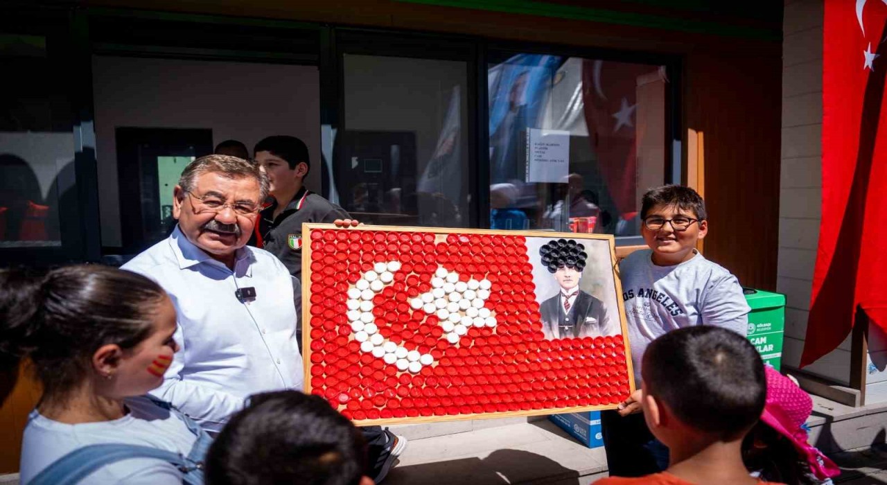 Başkan Odabaşı, ‘Dönüştür, Hediye Kazan kampanyası kapsamında çocuklarla buluştu