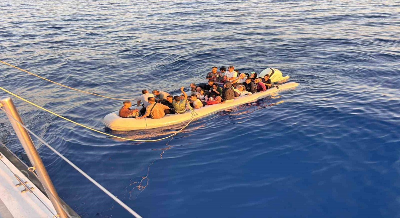 Batmak üzere olan lastik bottan 13ü çocuk 43 göçmen kurtarıldı