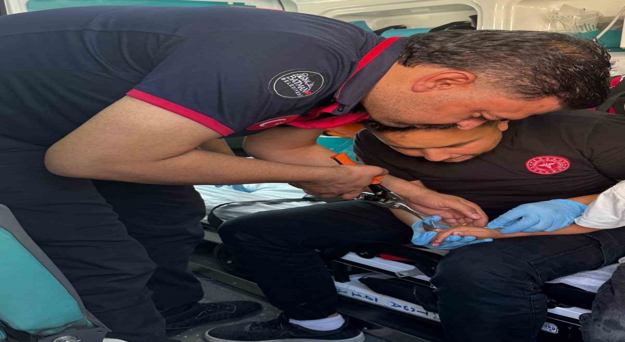 Batmanda çocuğun parmağına sıkışan cisim çıkarıldı