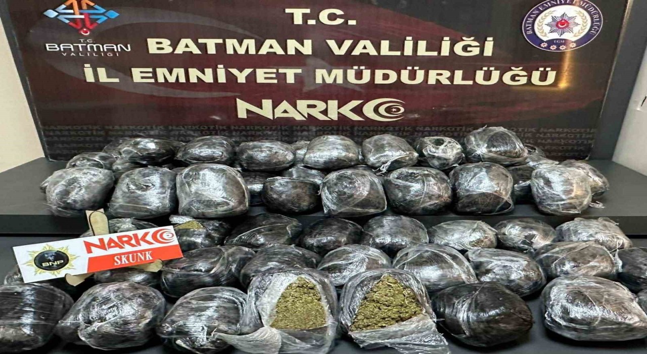 Batmanda durdurulan iki otomobilden kilolarca uyuşturucu çıktı: 4 tutuklama