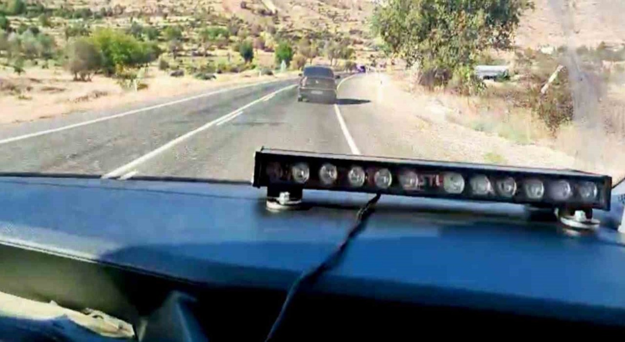 Batmanda durdurulan otomobilden 8 bin 640 paket kaçak sigara ele geçirildi