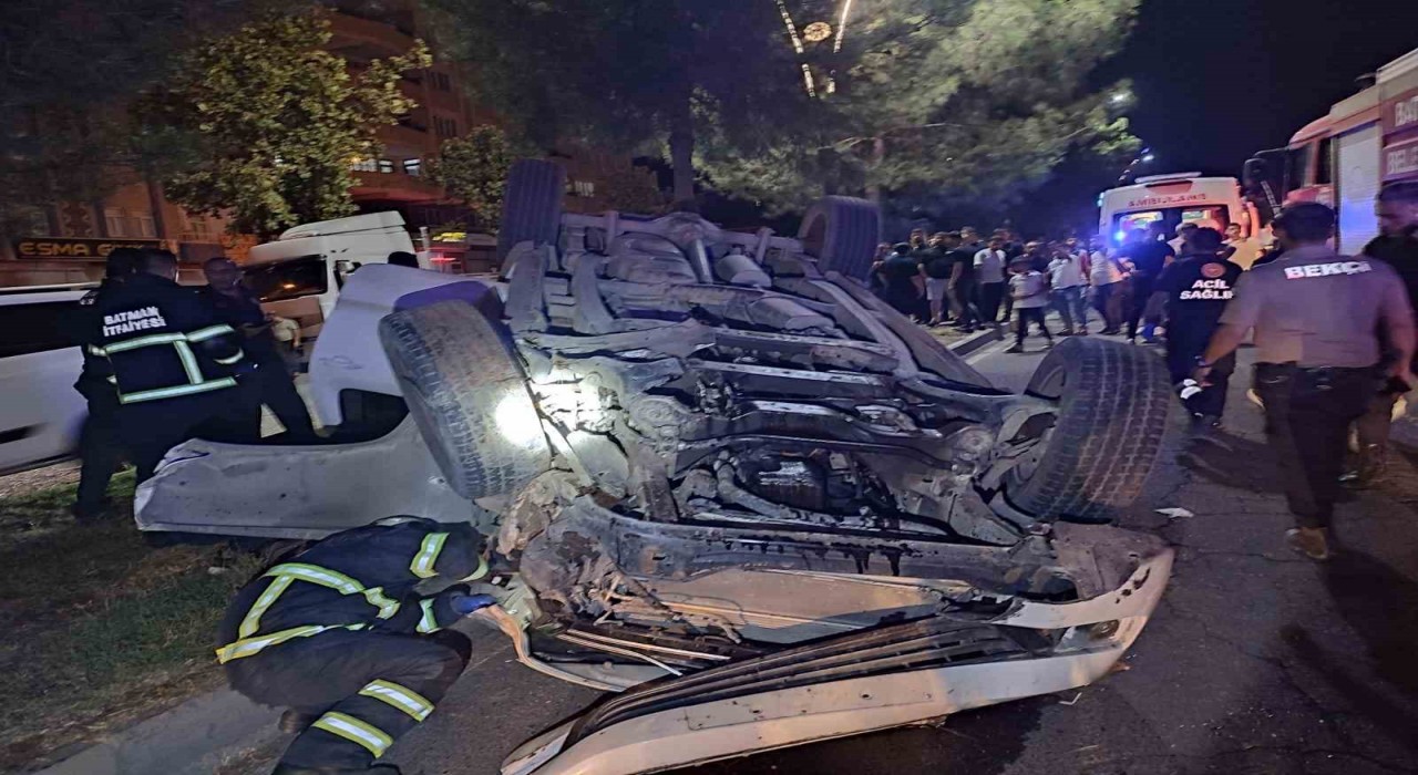 Batmanda hafif ticari araç devrildi: 2 yaralı