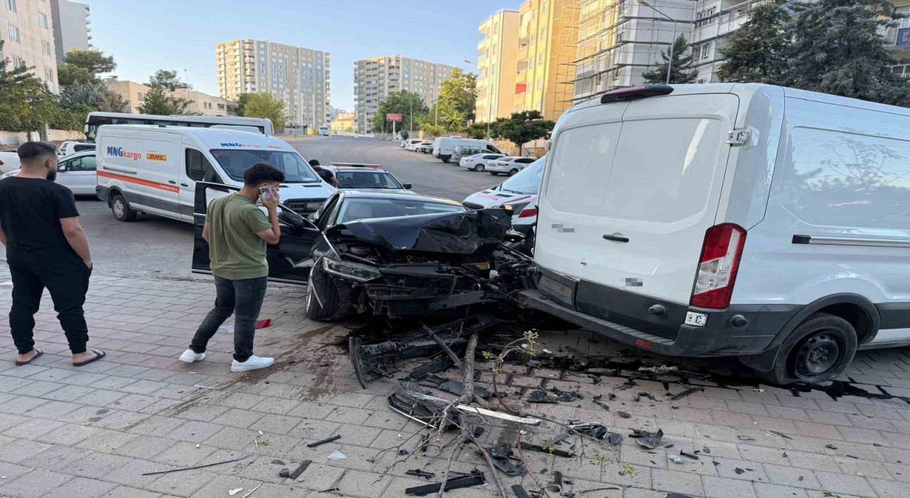 Batmanda otomobil ile minibüs çarpıştı: 1 yaralı