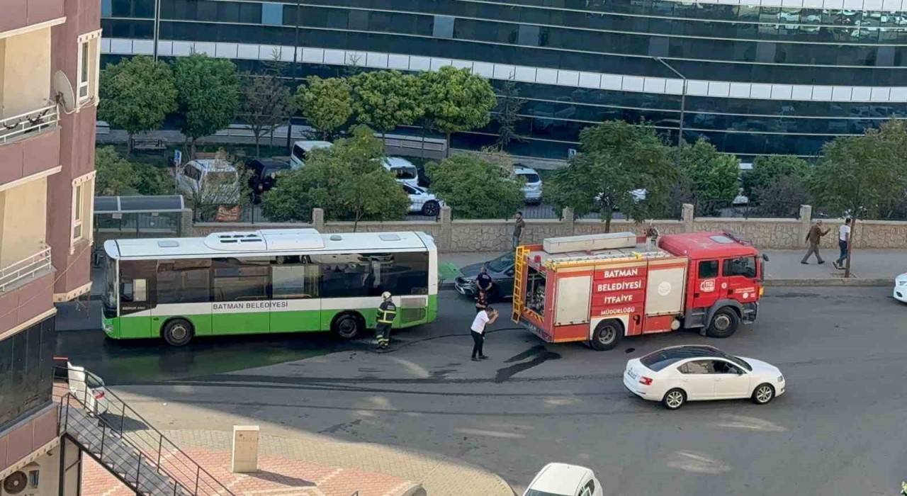 Batmanda seyir halindeki belediye otobüsünde yangın paniği