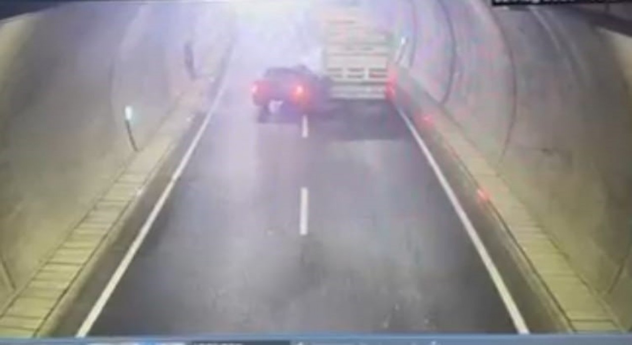 Batmanda tıra çarpan pikap hurdaya döndü: 1 yaralı