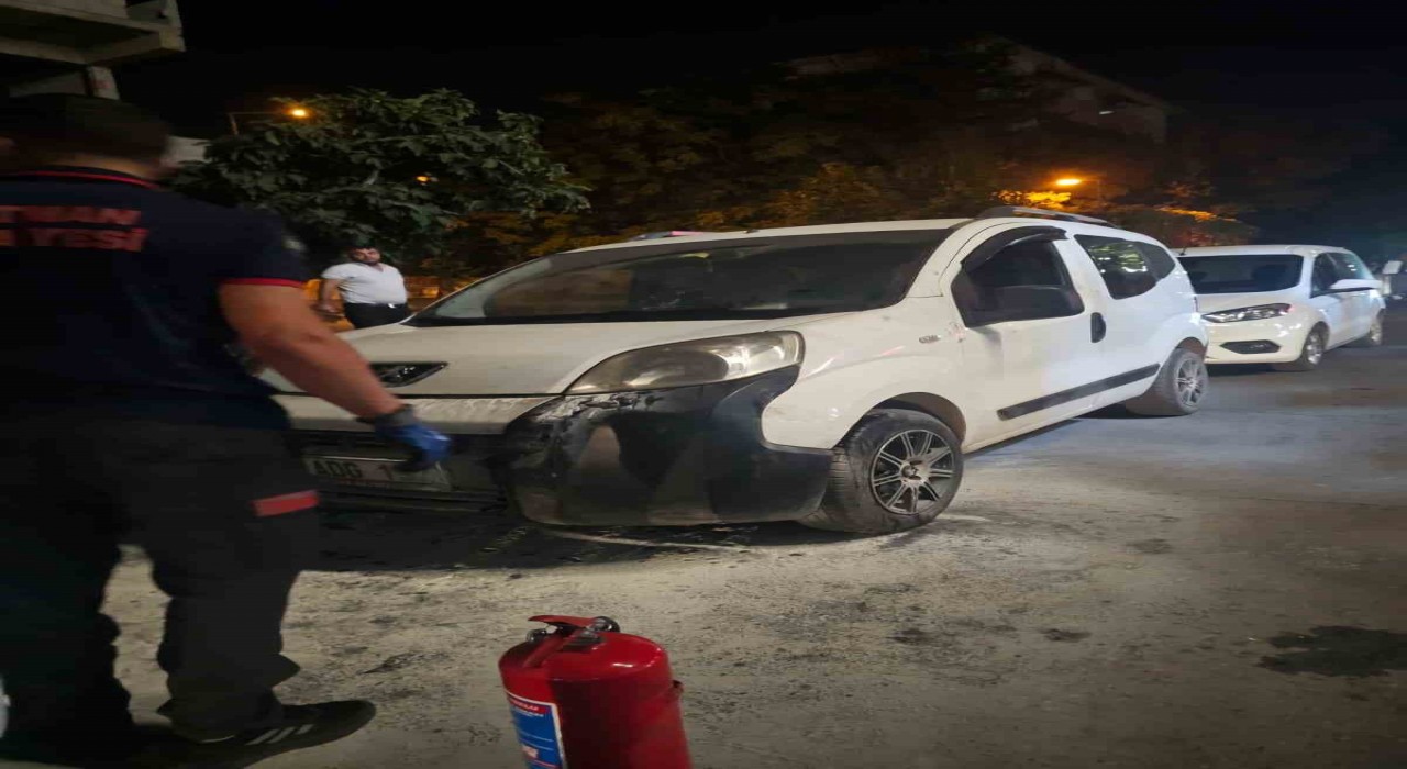 Batmanda yanan otomobili vatandaşlar söndürdü