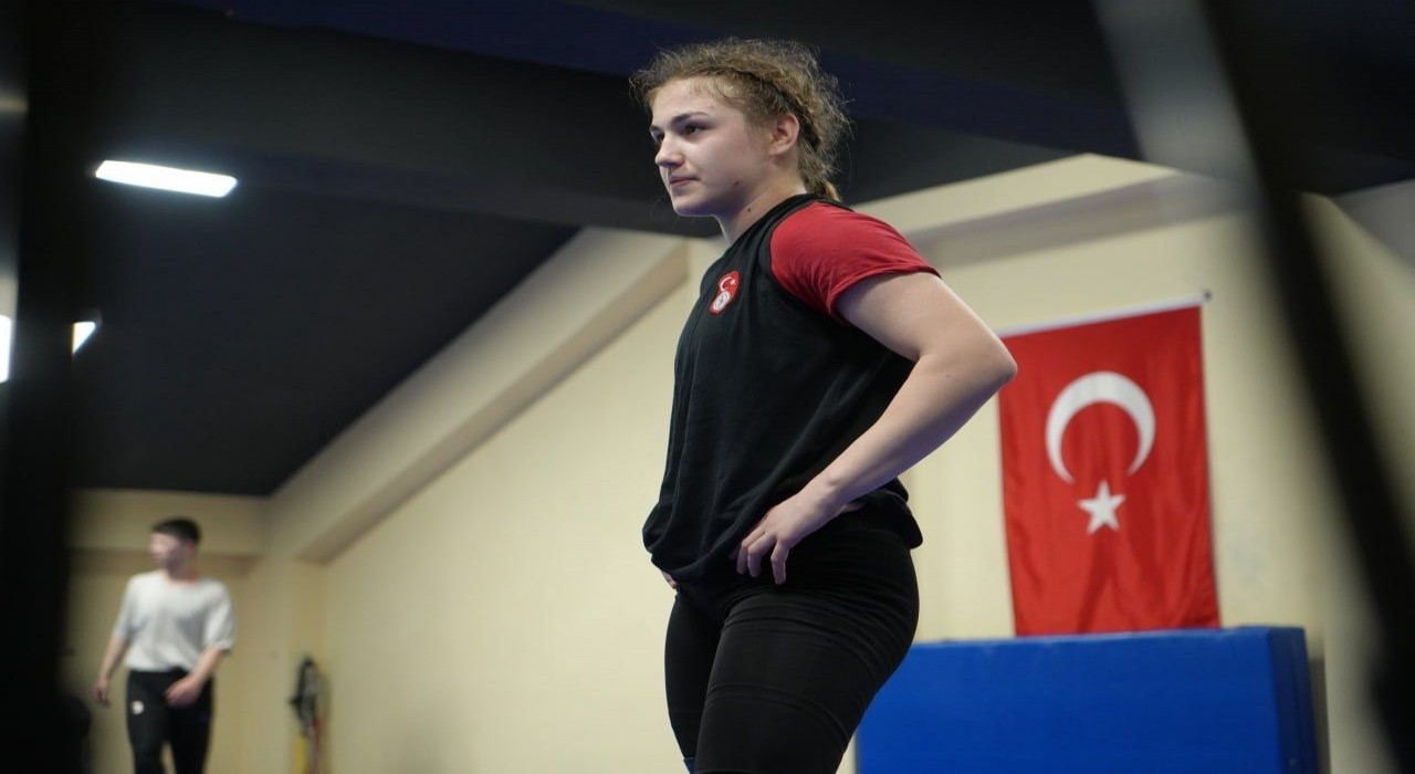 Bayburtlu milli güreşçi Akkuş dünya üçüncüsü oldu