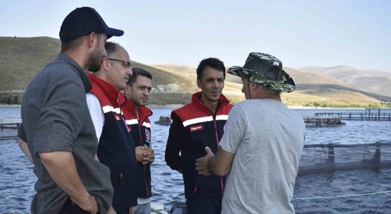 Bayburtta alabalık işletmesinde üretim yerinde incelendi