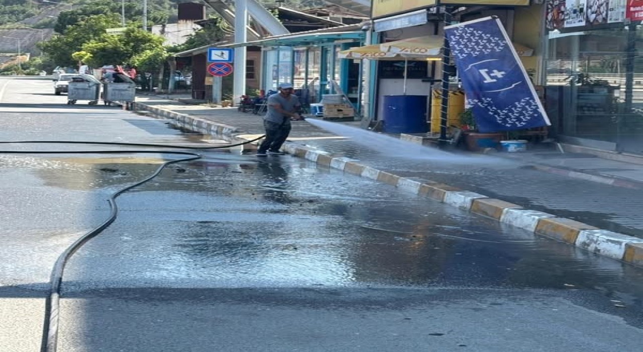 Bayırköyde caddeler tazyikli su ile temizleniyor