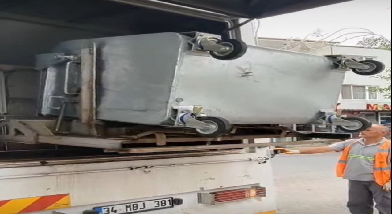 Bayırköyde çöp konteynerleri düzenli olarak tek tek yıkanıp dezenfekte ediliyor