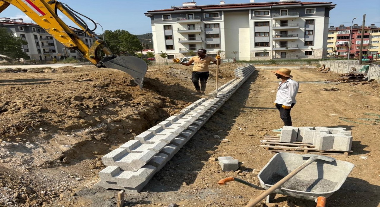 Bayırköyde yarı olimpik yüzme havuzu önünde zemin güçlendirme çalışmaları sürüyor