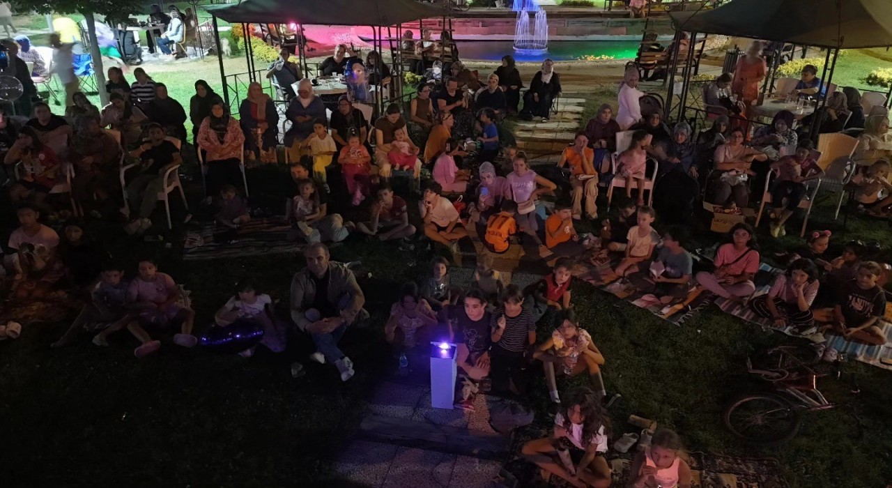 Bayırköyde yaz akşamları açık hava sinemasıyla şenleniyor