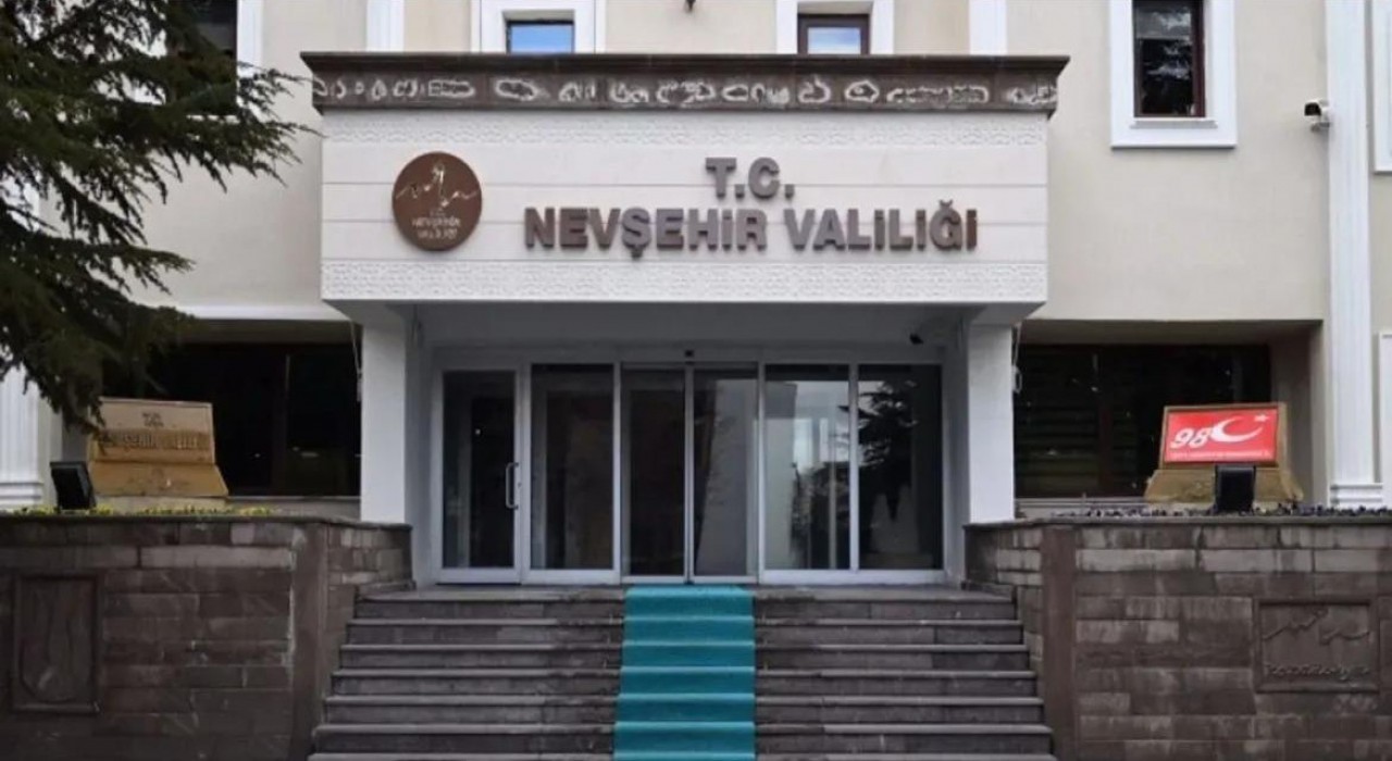 Bayrak direğindeki striptiz dansına soruşturma başlatıldı