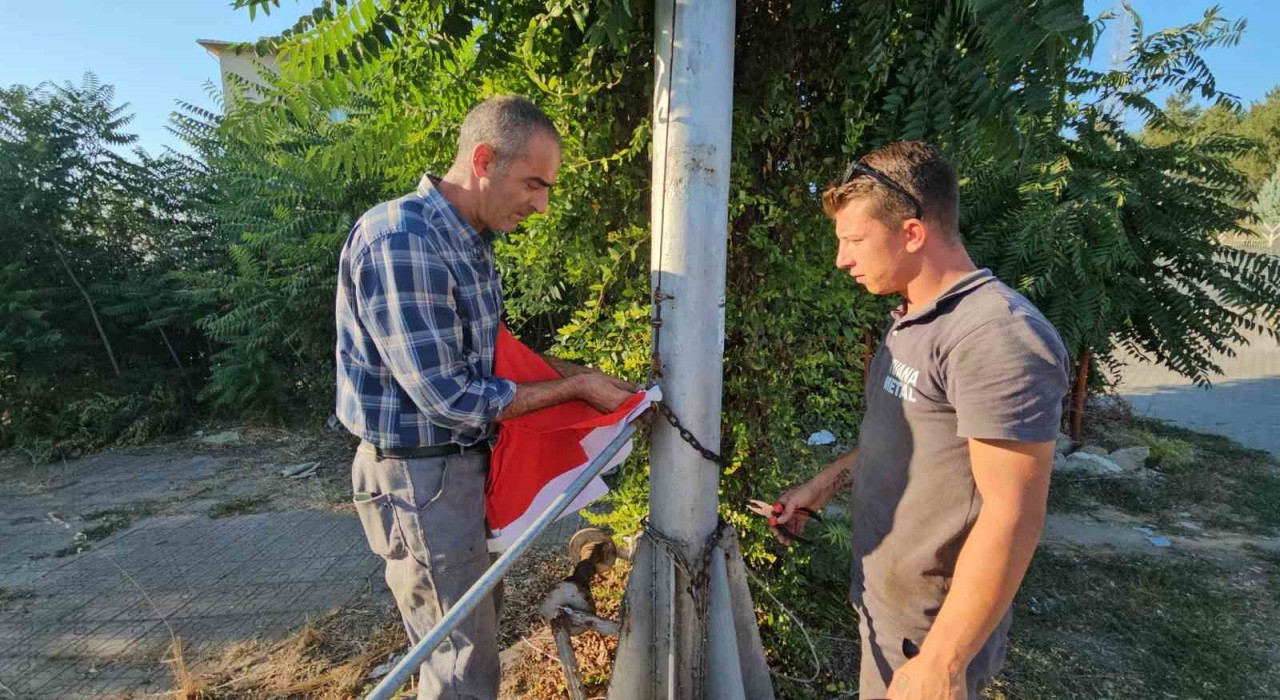 Bayrak direğinin boş kalmasına gönlü el vermedi