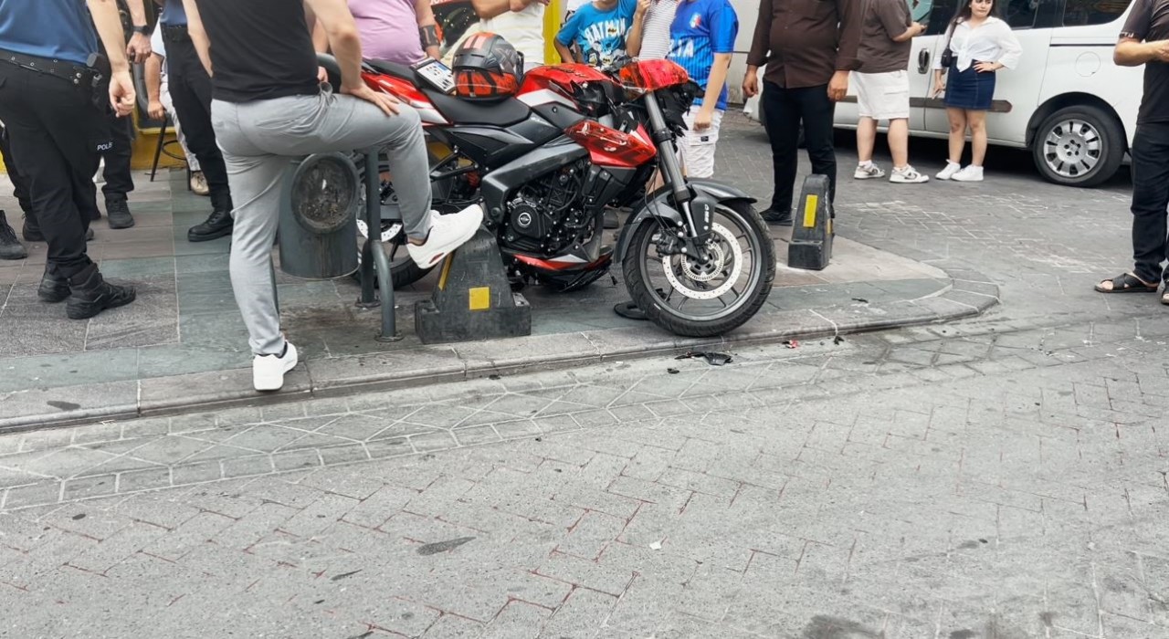 Bayrampaşada motosiklet yayaya çarptı
