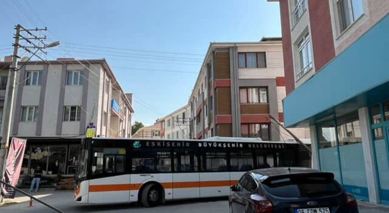 Belediye otobüsü elektrik direğini devirdi