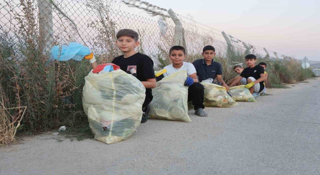‘Ben başladım sıra sende sloganıyla çöp toplama hareketini başlatan Miraç, her gün arkadaşlarıyla birlikte temiz çevre için çöp topluyor
