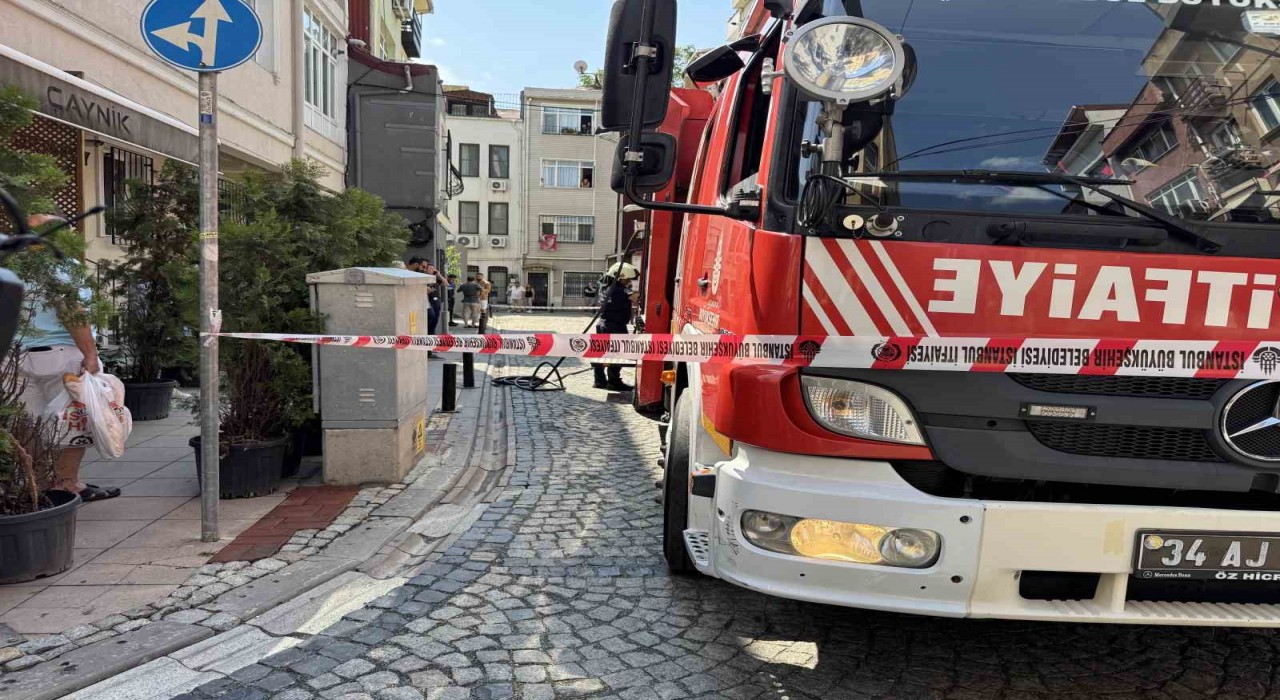 Beşiktaşta 3 katlı binada yangın paniği