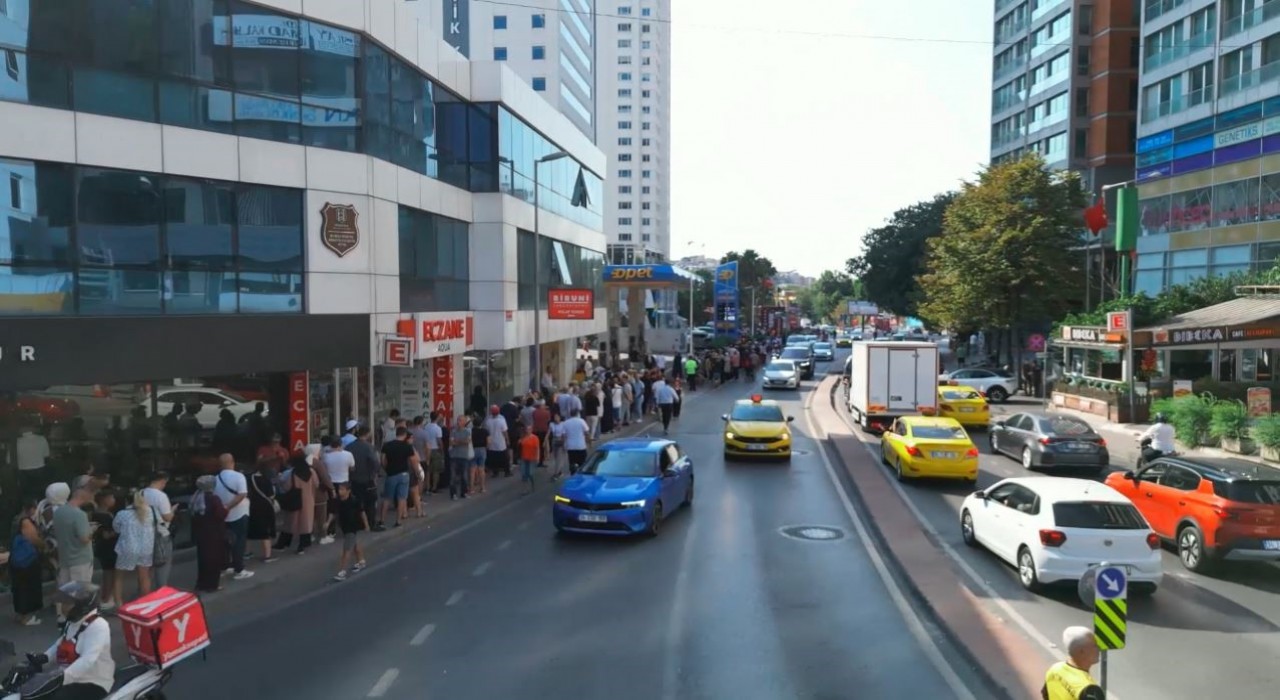 Beşiktaşta gece yarısı sıraya girdiler: Hediye çeki için 8 saat kuyrukta beklediler
