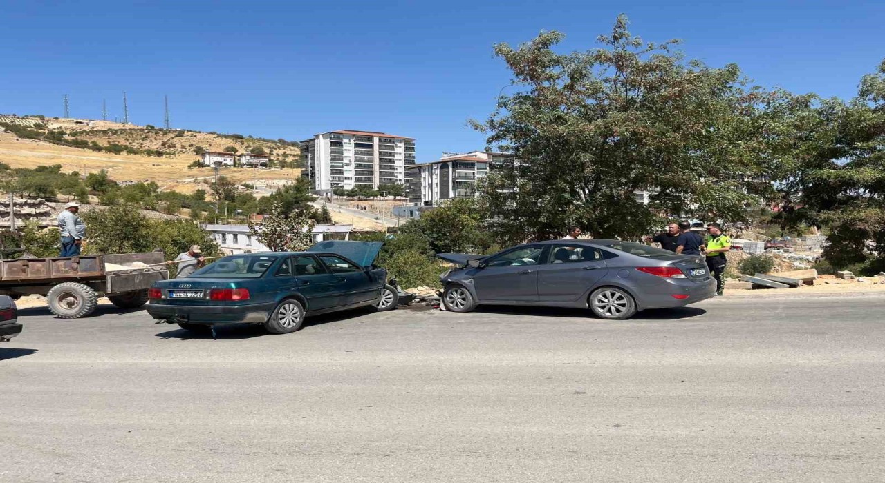 Besnide 2 otomobil kafa kafaya çarpıştı: 2 yaralı