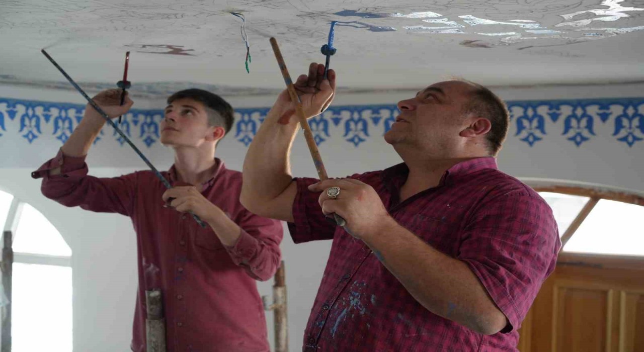 Beyaz duvarlara nakkaşlar el attı: Velişaban Camii nakış motifleriyle süsleniyor